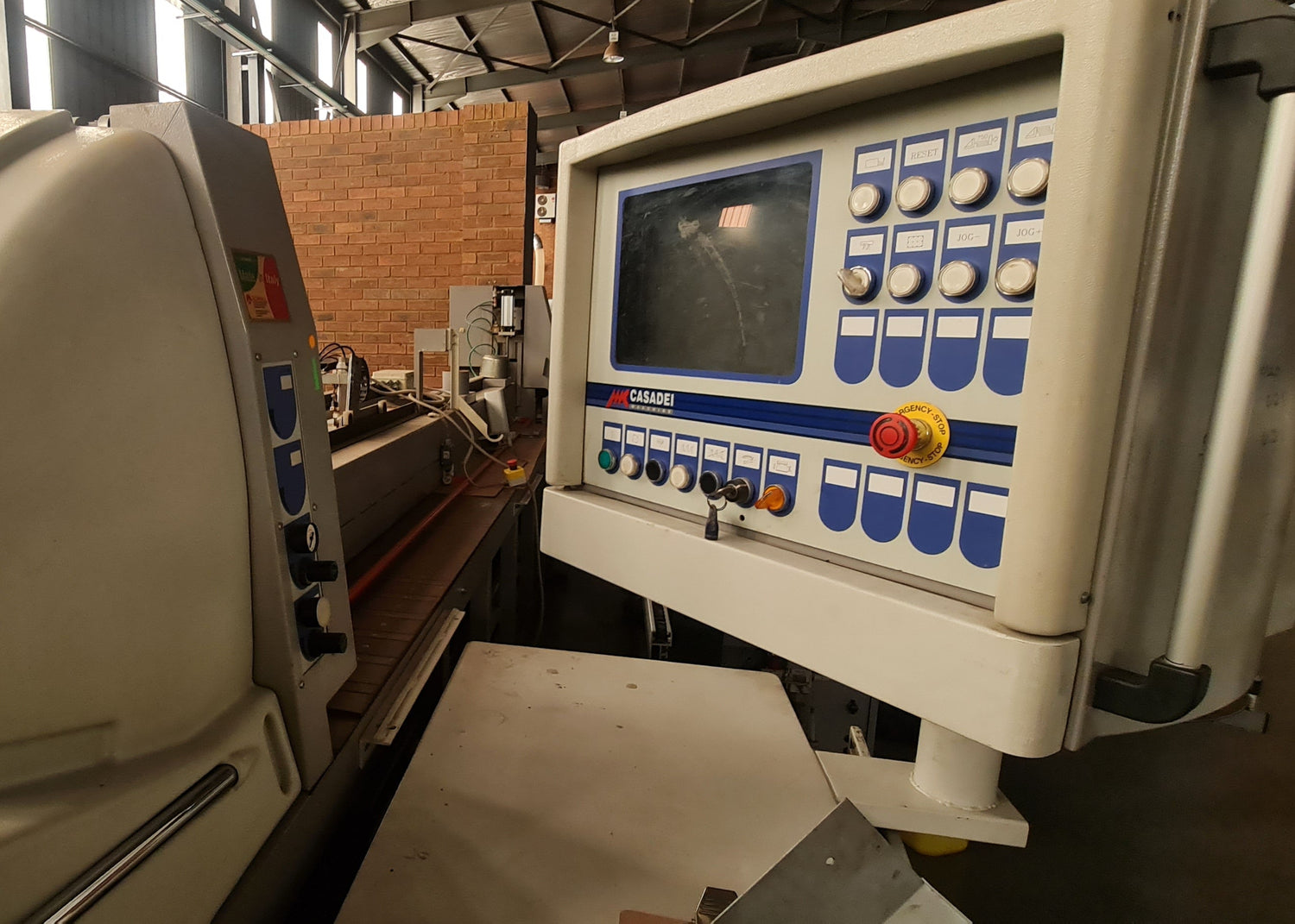 A woodworking beamsaw – Casadei CX39 delivers heavy-duty, precision panel cutting with a 15.9 kW motor and 3370 kg frame, making it ideal for workshops needing stable, high-performance output for large-scale production.