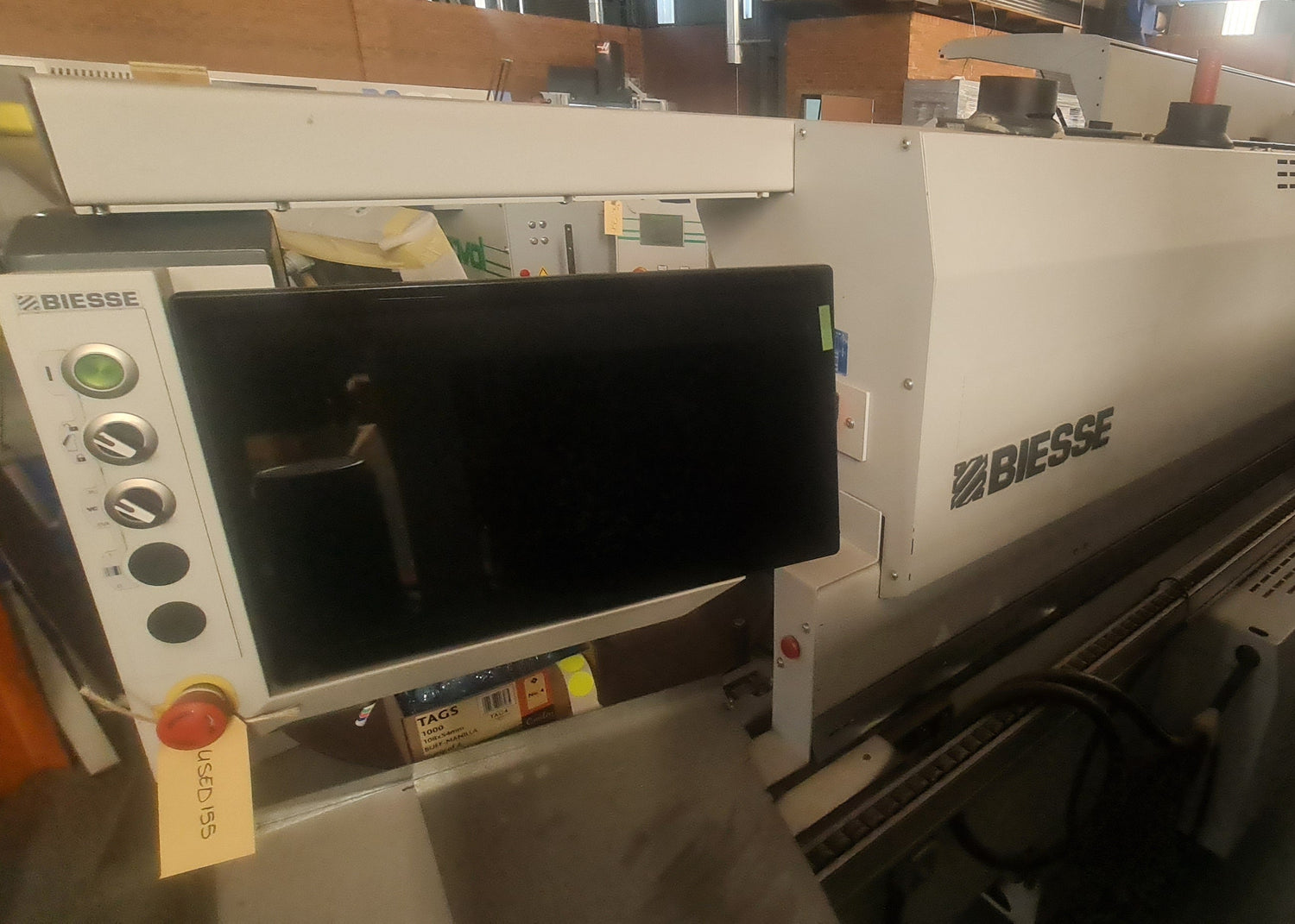 A woodworking edgebander – BIESSE ACRON 1445 A delivers fast, accurate edge processing with advanced automation, making it ideal for workshops seeking high-efficiency, professional-grade finishes in demanding production settings.