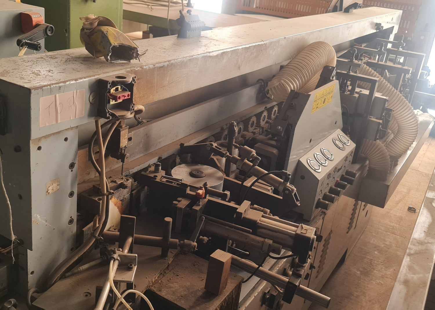 A woodworking edgebander – FRAVOL RAPID RX 4 delivers classic, reliable edge processing with proven durability, making it a dependable solution for workshops seeking straightforward, consistent edgebanding performance.