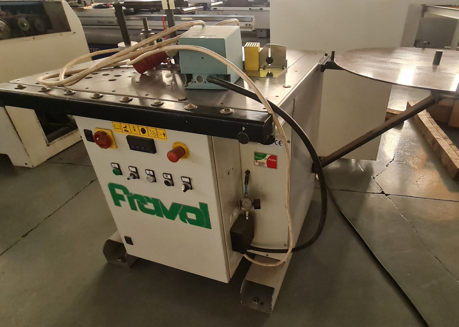 A woodworking edgebander – FRAVOL VSB Contour Edgebander delivers precise contour edge processing for curved and irregular panels, combining compact design with professional-grade results ideal for advanced workshop applications.