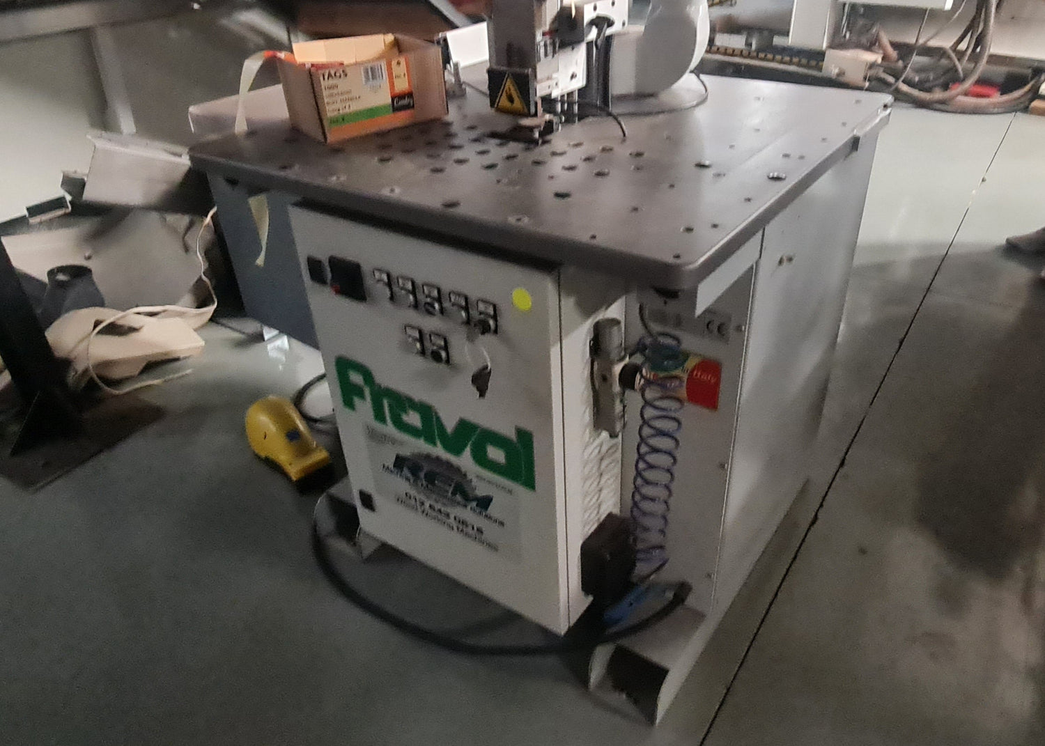 A woodworking edgebander – FRAVOL VSR Edge Trimmer provides precise, efficient edge trimming for both straight and curved panels, making it an ideal finishing solution for workshops focused on professional-quality edgebanding.