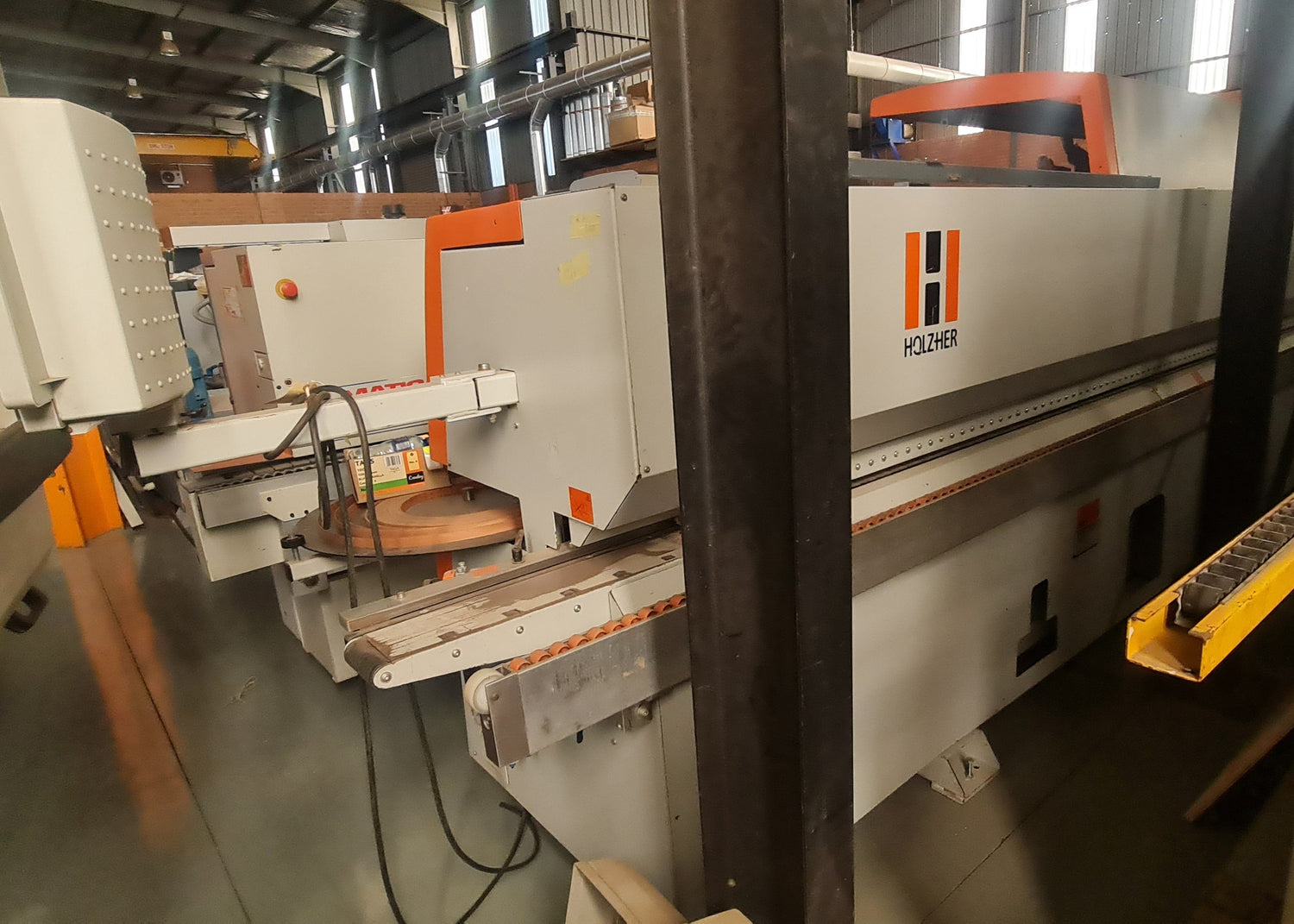 A woodworking edgebander – HOLZHER ARCUS 1334 MASSIV delivers heavy-duty edge processing for solid wood and thick materials, combining industrial strength with precision to meet the high demands of professional, high-volume production.