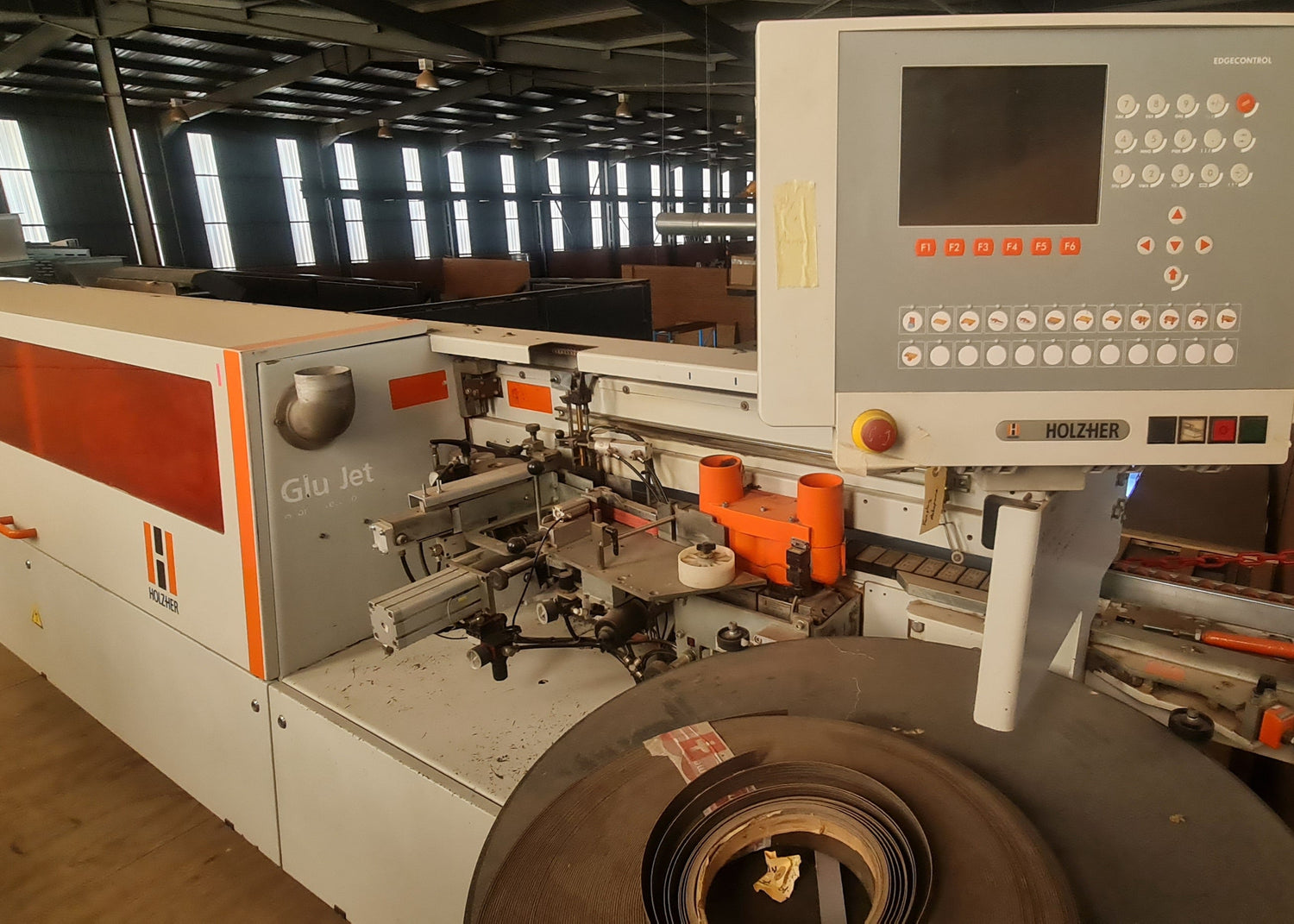 A woodworking edgebander – HOLZHER AURIGA 1308XL delivers compact yet powerful edge processing, offering precision, speed, and flexibility for workshops requiring flawless finishes without compromising space.