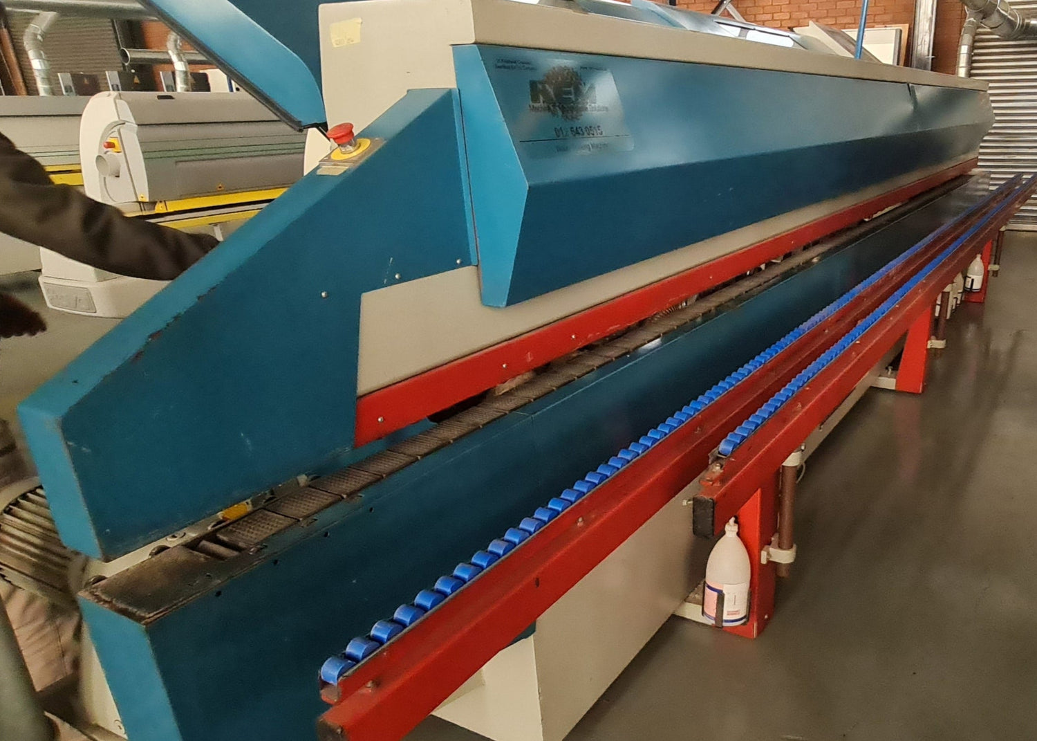 A woodworking edgebander – OTT Twister delivers high-performance edge processing with precision and flexibility, making it ideal for workshops needing consistent, professional-grade finishing on a variety of panel materials.