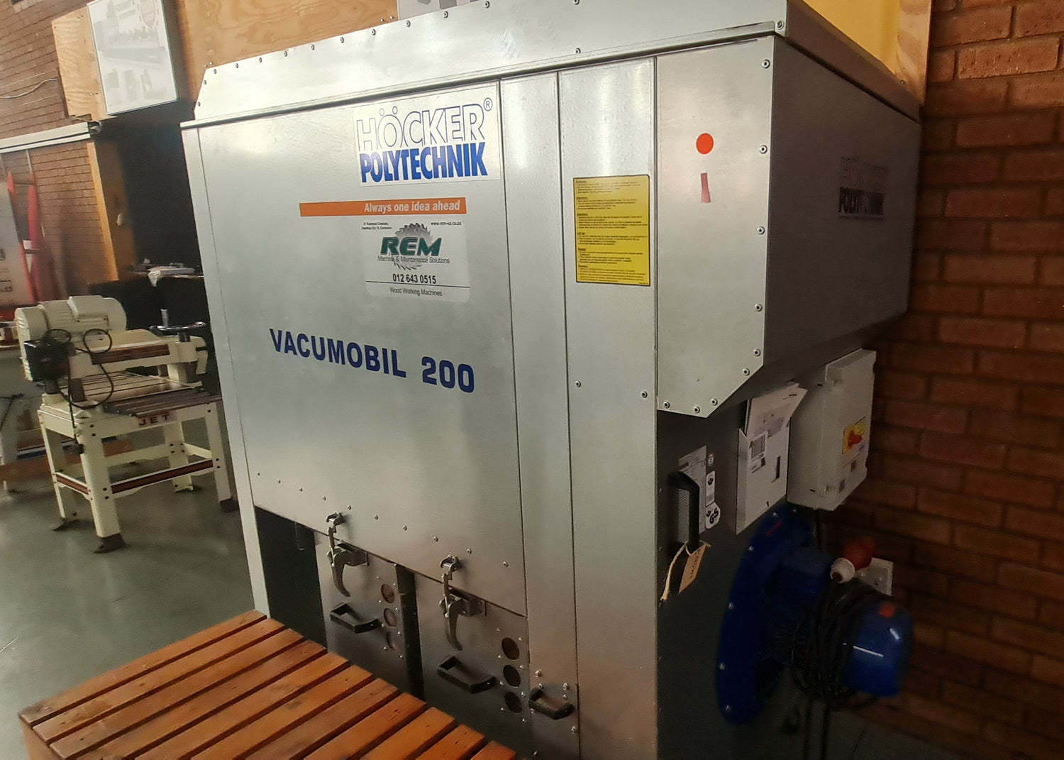 A woodworking extraction system – HÖCKER VACUMOBIL VT200-L delivers powerful, continuous dust extraction with a 4 kW three-phase motor, ensuring clean air and peak machine efficiency in demanding workshop environments.